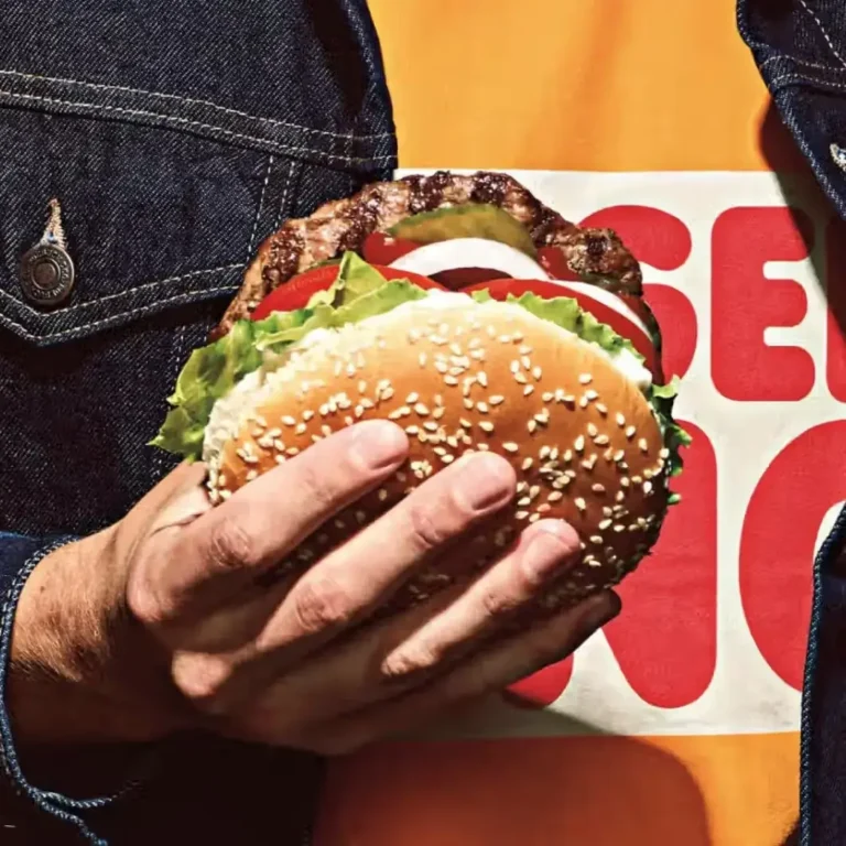 Burger King Preise Mann hält Whopper in Hand